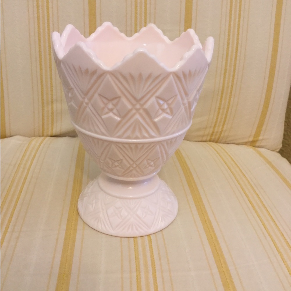 VINTAGE SHELL PINK MILK GLASS VASE